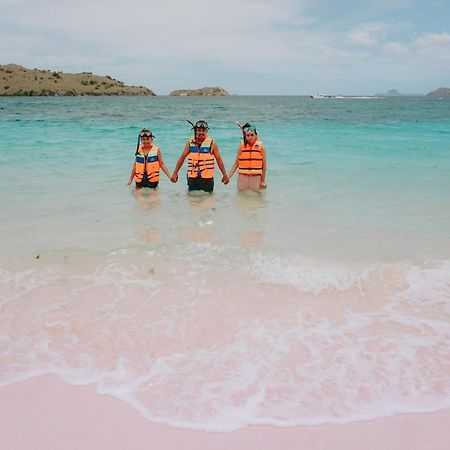 Komodoku One Love Homestay And Tour Labuan Bajo Exteriör bild