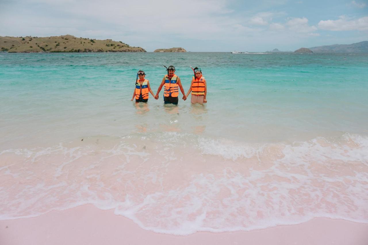 Komodoku One Love Homestay And Tour Labuan Bajo Exteriör bild