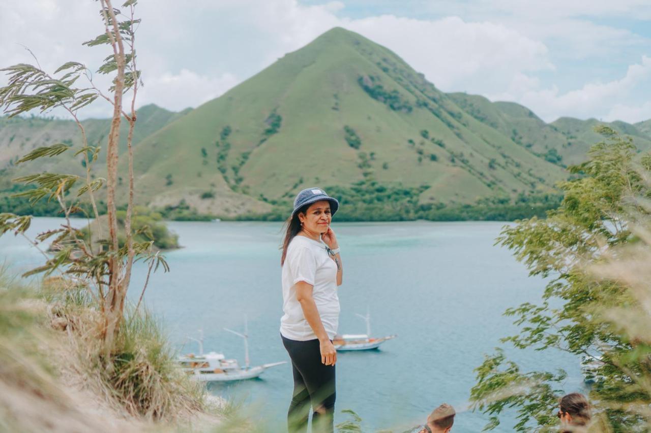 Komodoku One Love Homestay And Tour Labuan Bajo Exteriör bild