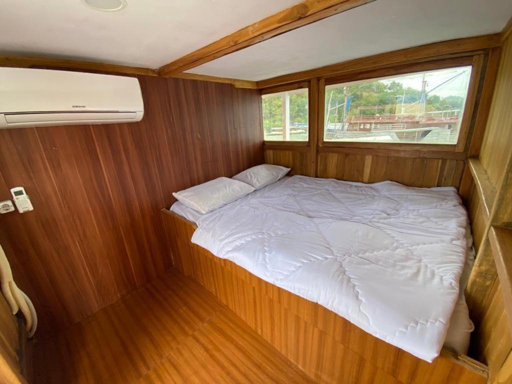 Komodoku One Love Homestay And Tour Labuan Bajo Exteriör bild