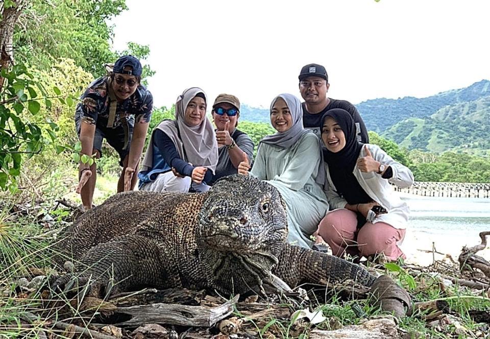 Komodoku One Love Homestay And Tour Labuan Bajo Exteriör bild