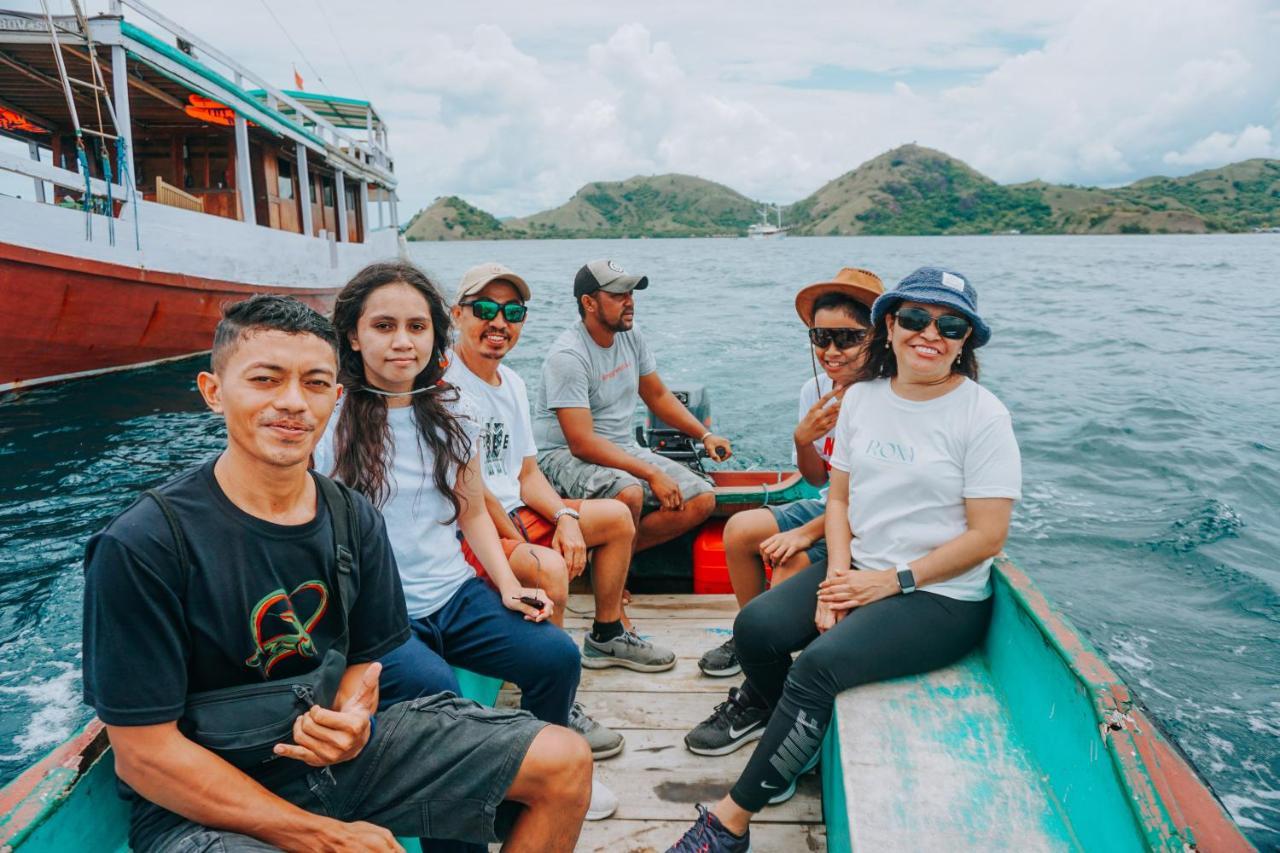 Komodoku One Love Homestay And Tour Labuan Bajo Exteriör bild