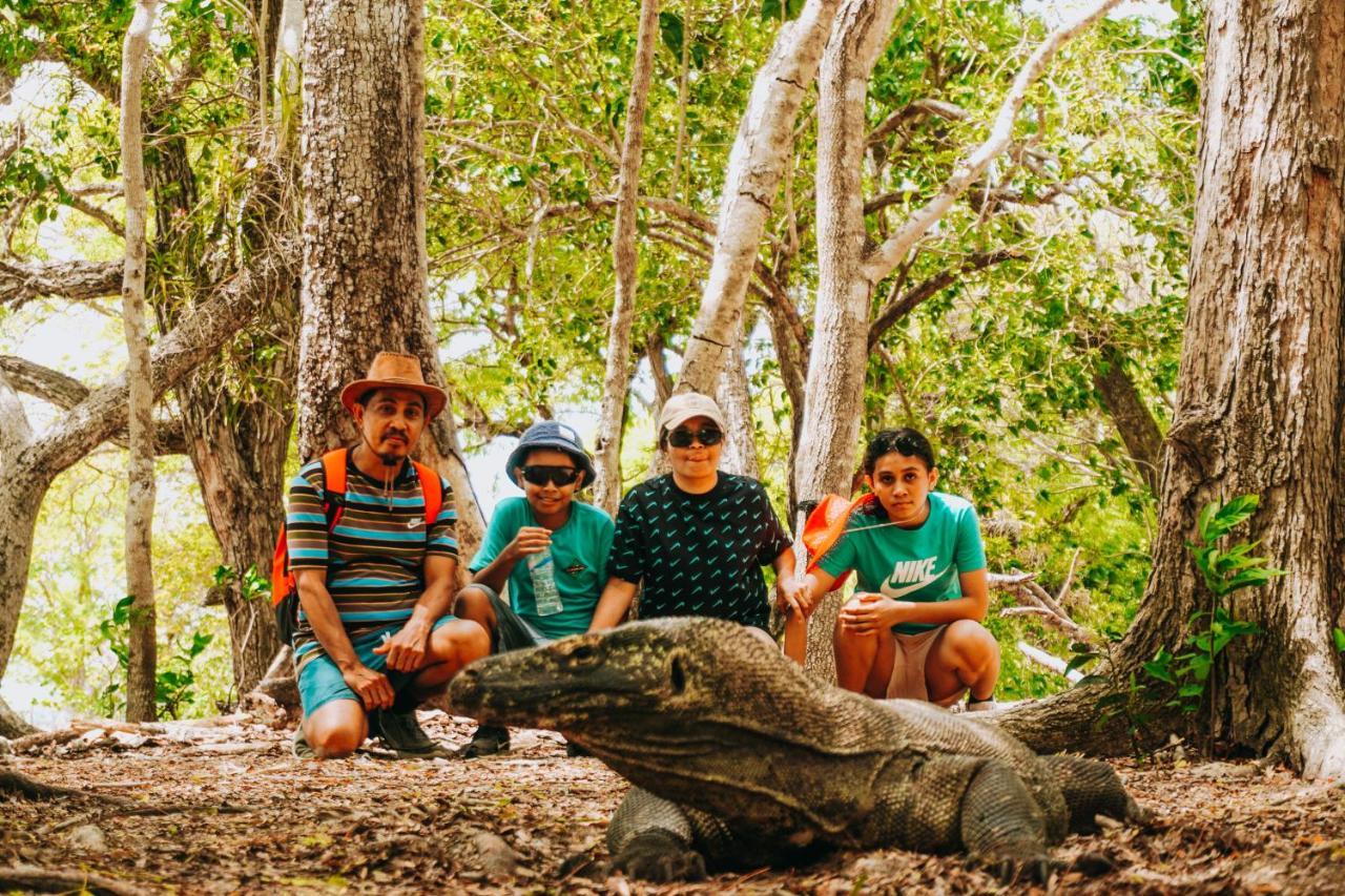 Komodoku One Love Homestay And Tour Labuan Bajo Exteriör bild