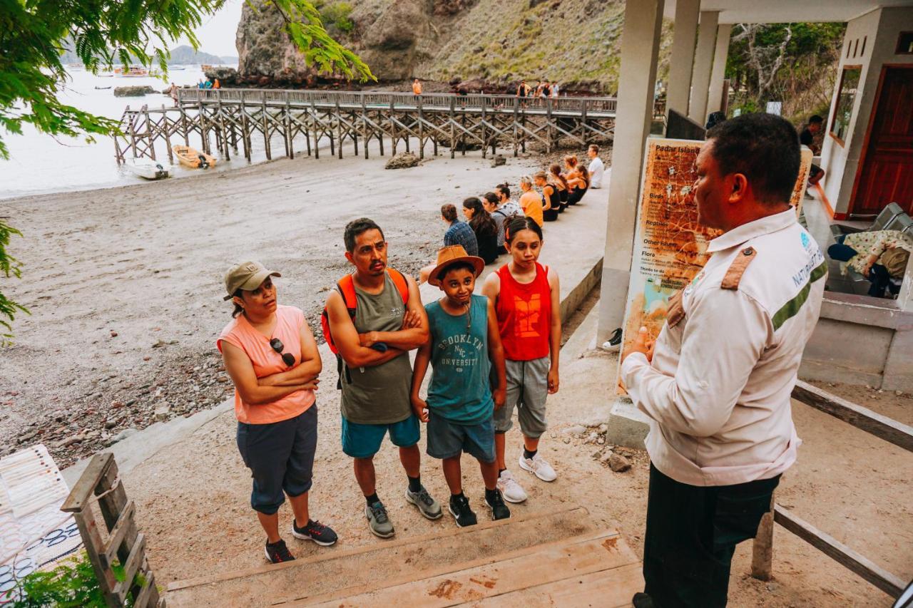 Komodoku One Love Homestay And Tour Labuan Bajo Exteriör bild