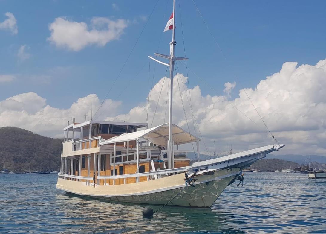 Komodoku One Love Homestay And Tour Labuan Bajo Exteriör bild