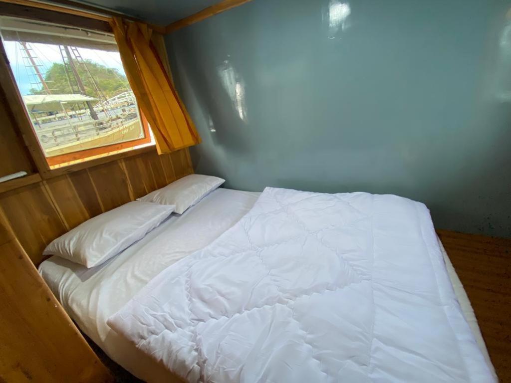 Komodoku One Love Homestay And Tour Labuan Bajo Exteriör bild