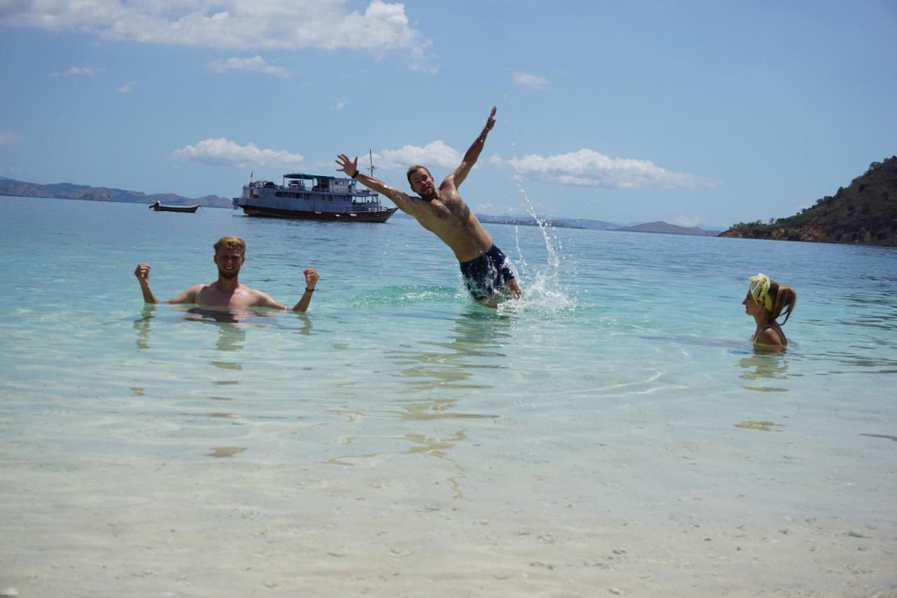 Komodoku One Love Homestay And Tour Labuan Bajo Exteriör bild