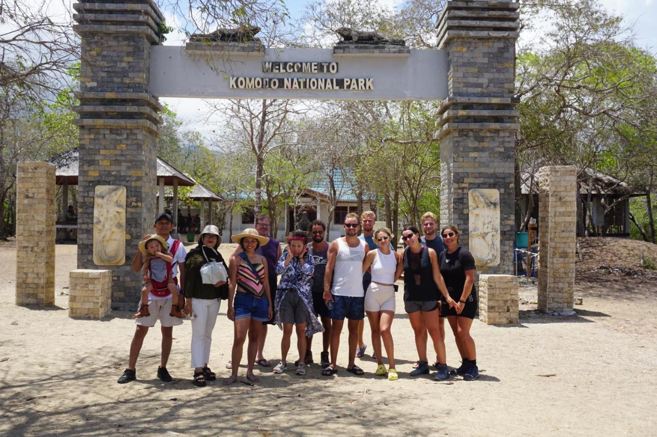 Komodoku One Love Homestay And Tour Labuan Bajo Exteriör bild