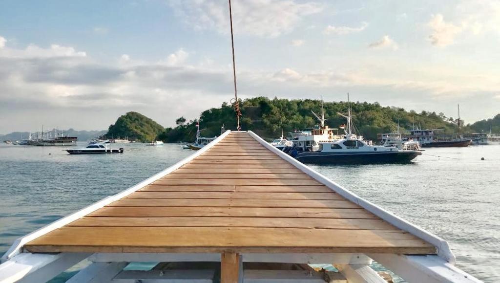 Komodoku One Love Homestay And Tour Labuan Bajo Exteriör bild