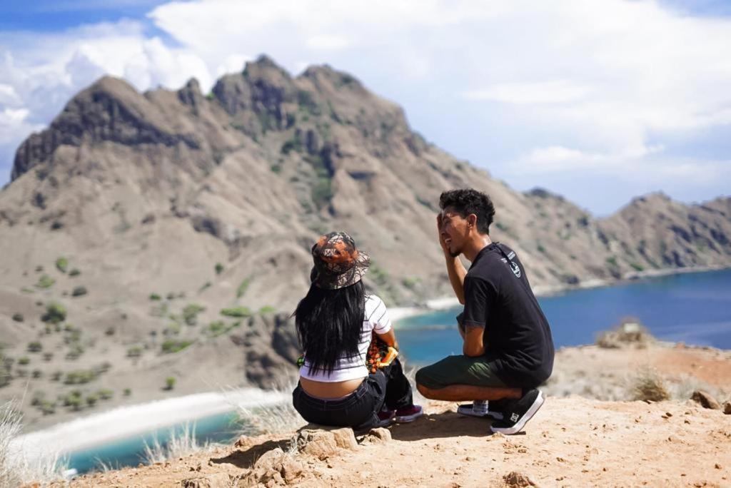Komodoku One Love Homestay And Tour Labuan Bajo Exteriör bild