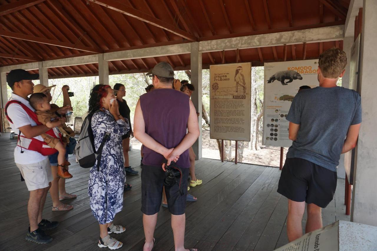 Komodoku One Love Homestay And Tour Labuan Bajo Exteriör bild