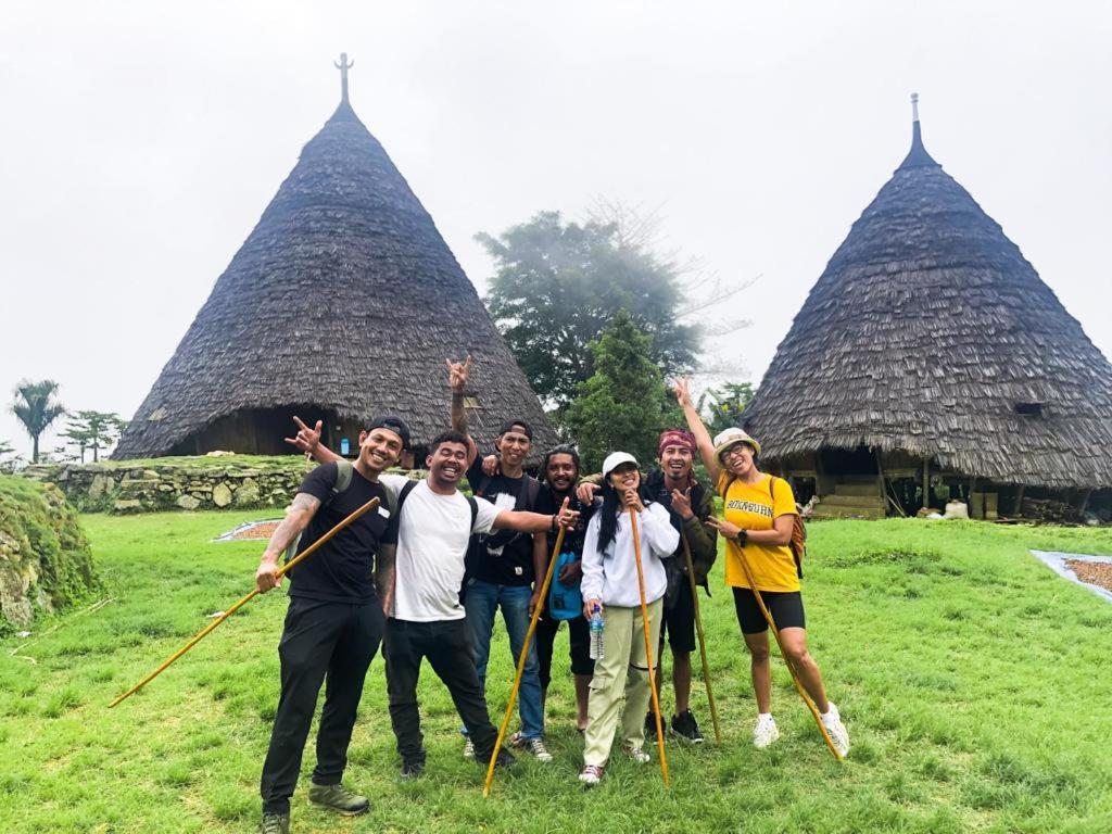 Komodoku One Love Homestay And Tour Labuan Bajo Exteriör bild