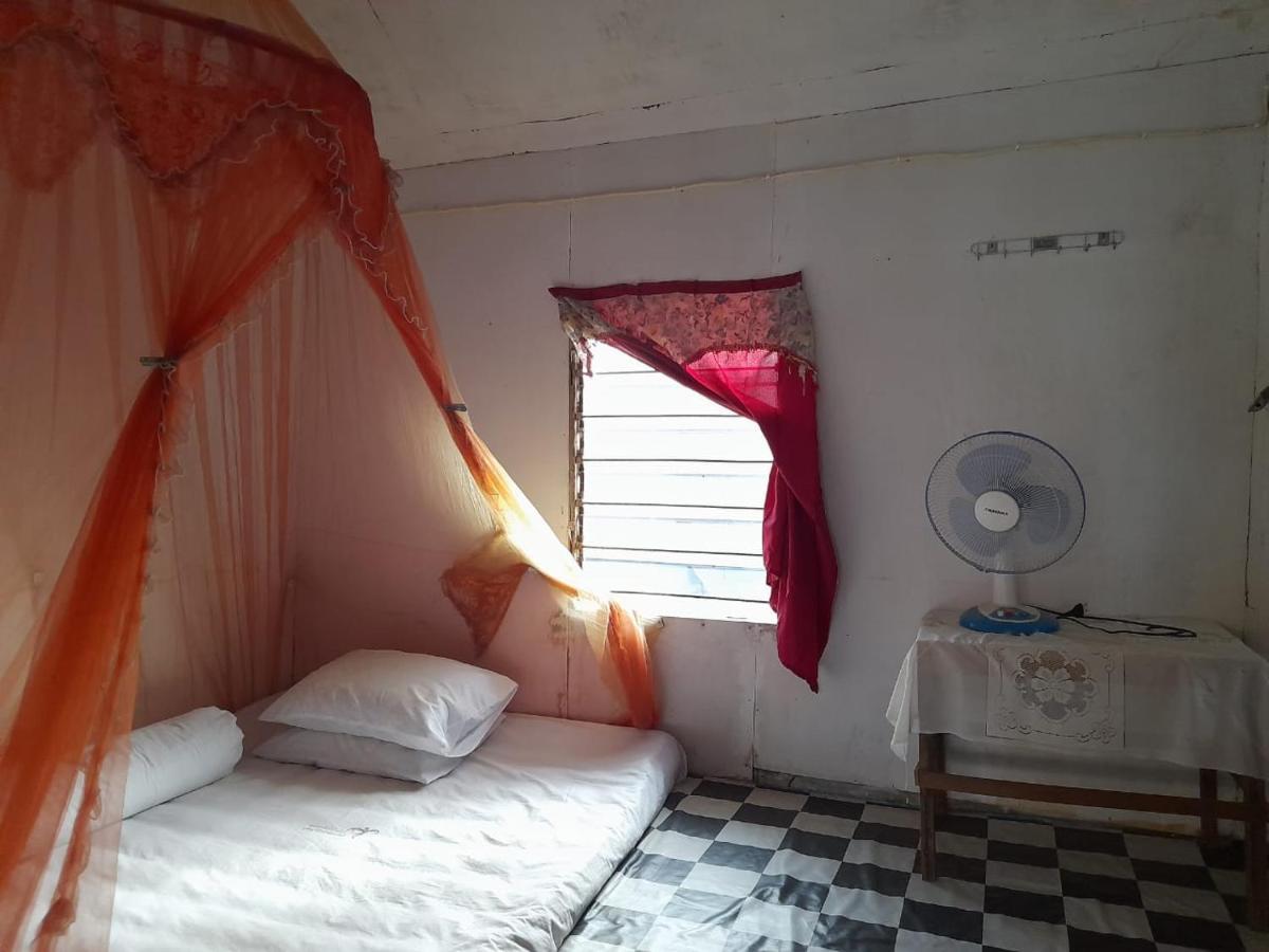 Komodoku One Love Homestay And Tour Labuan Bajo Exteriör bild