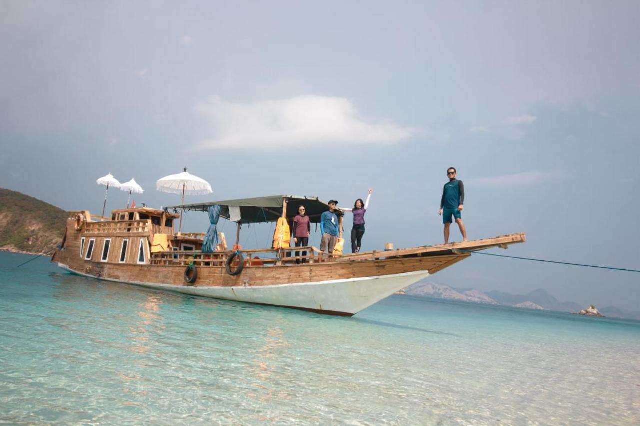 Komodoku One Love Homestay And Tour Labuan Bajo Exteriör bild