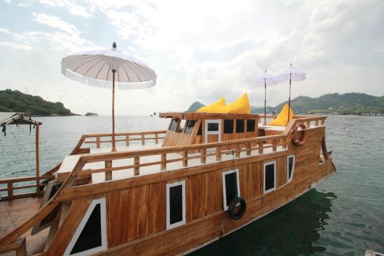 Komodoku One Love Homestay And Tour Labuan Bajo Exteriör bild
