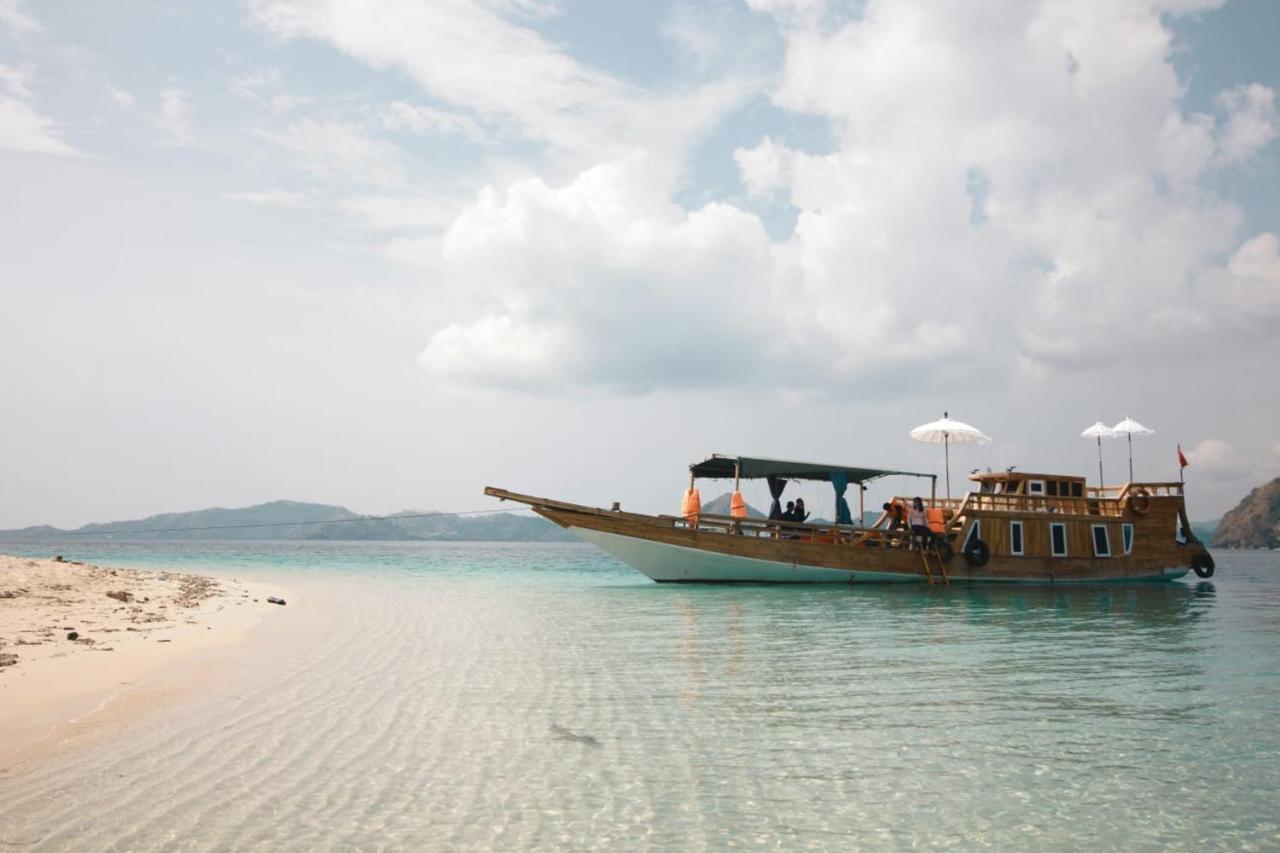 Komodoku One Love Homestay And Tour Labuan Bajo Exteriör bild