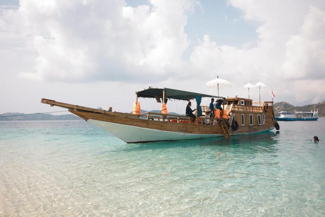 Komodoku One Love Homestay And Tour Labuan Bajo Exteriör bild