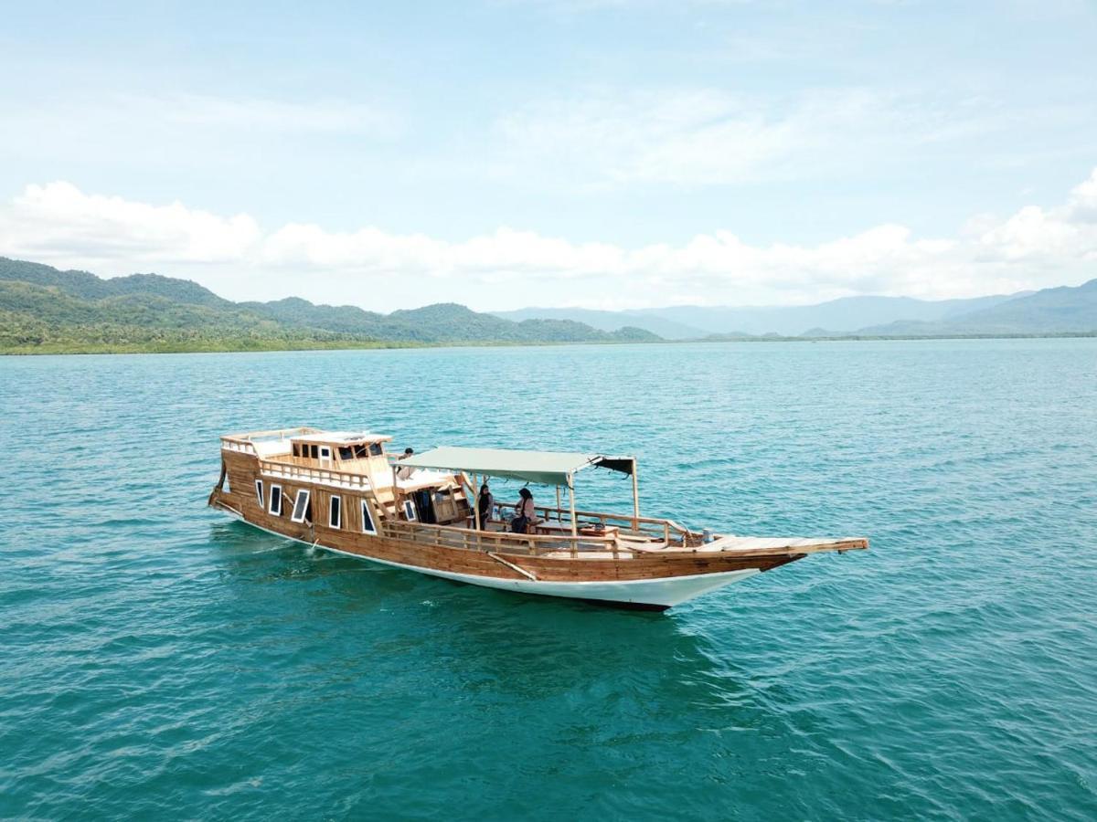 Komodoku One Love Homestay And Tour Labuan Bajo Exteriör bild