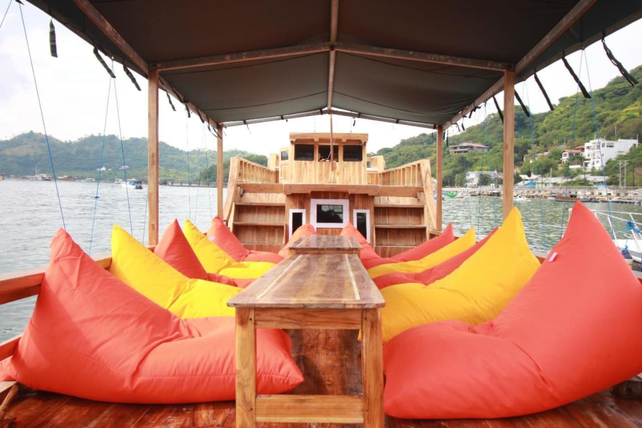 Komodoku One Love Homestay And Tour Labuan Bajo Exteriör bild