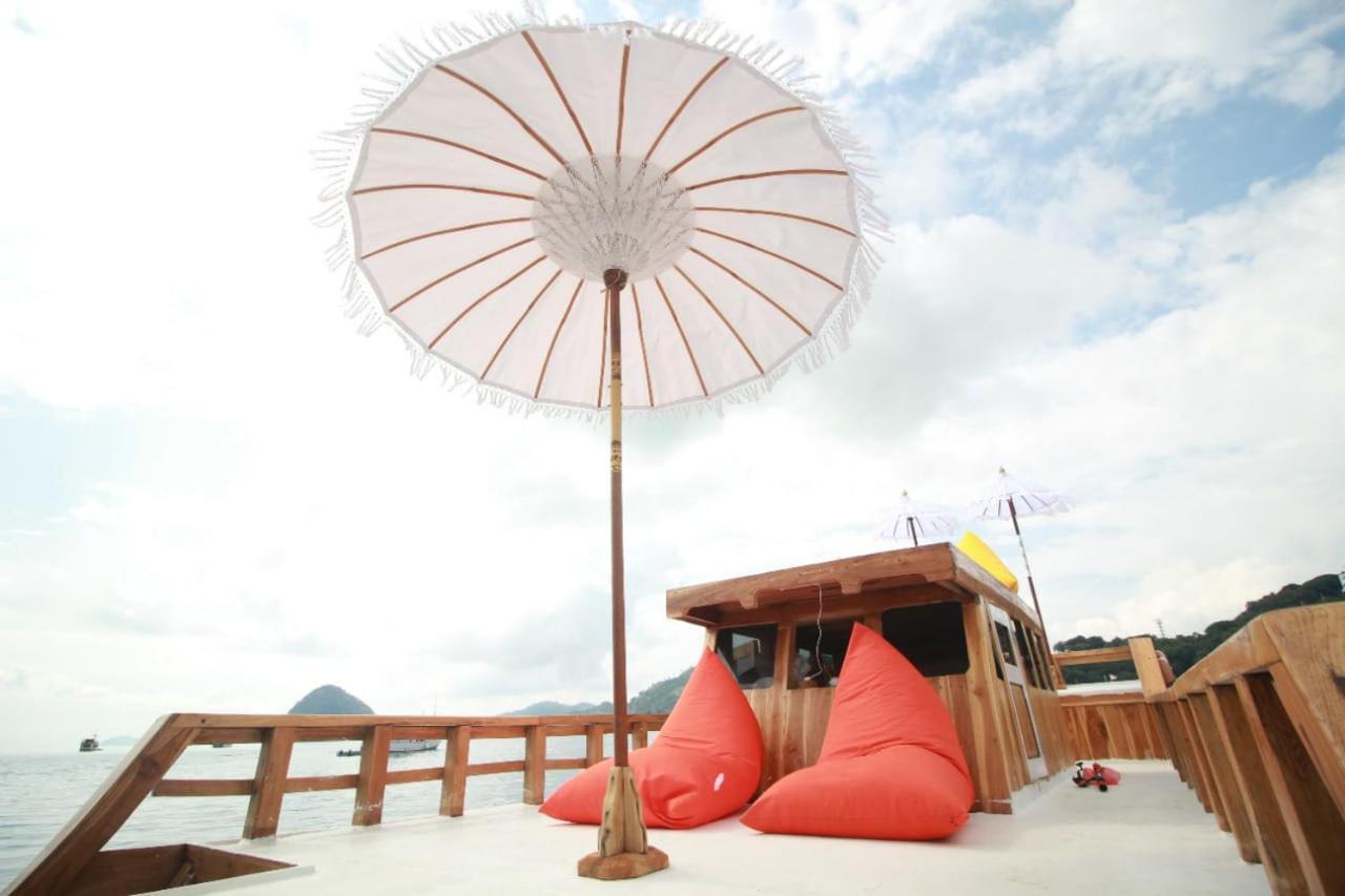 Komodoku One Love Homestay And Tour Labuan Bajo Exteriör bild